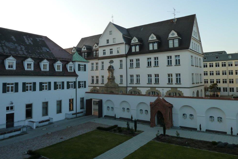 Innenhof MH Blick auf St. Immakulata